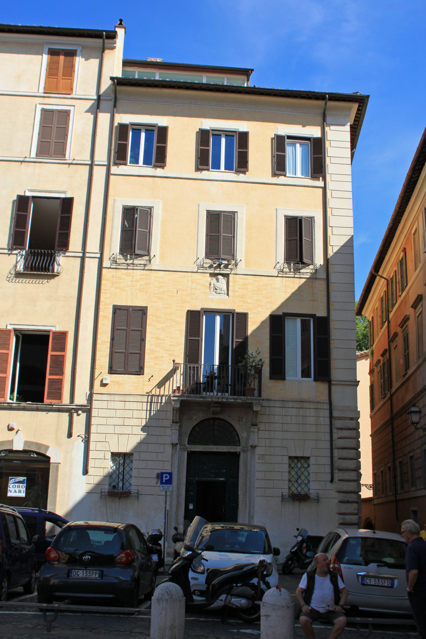 Palazzetto in piazza S. Salvatore in Lauro, 13
