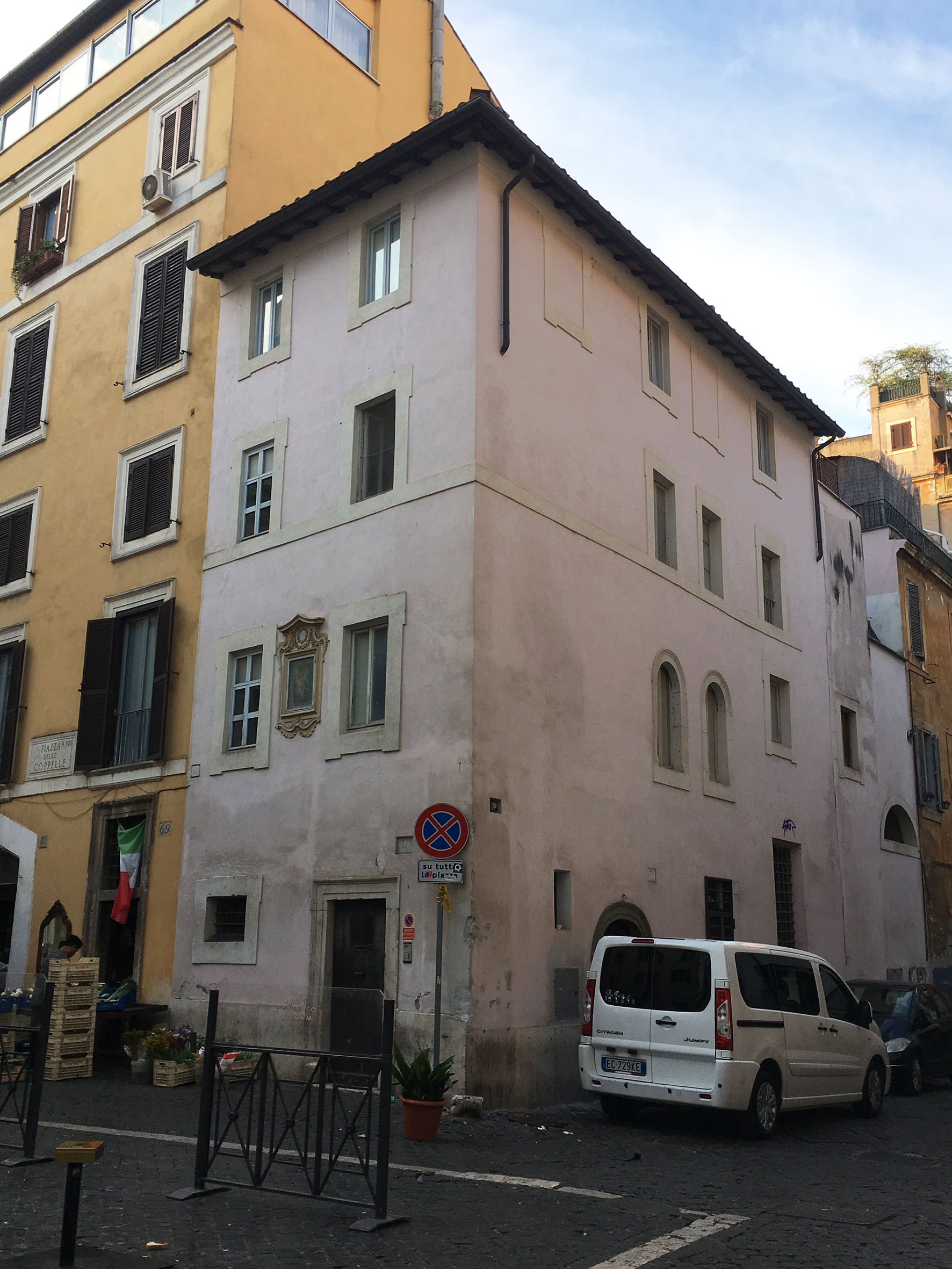 [Casa in Piazza delle Coppelle, 71,72]