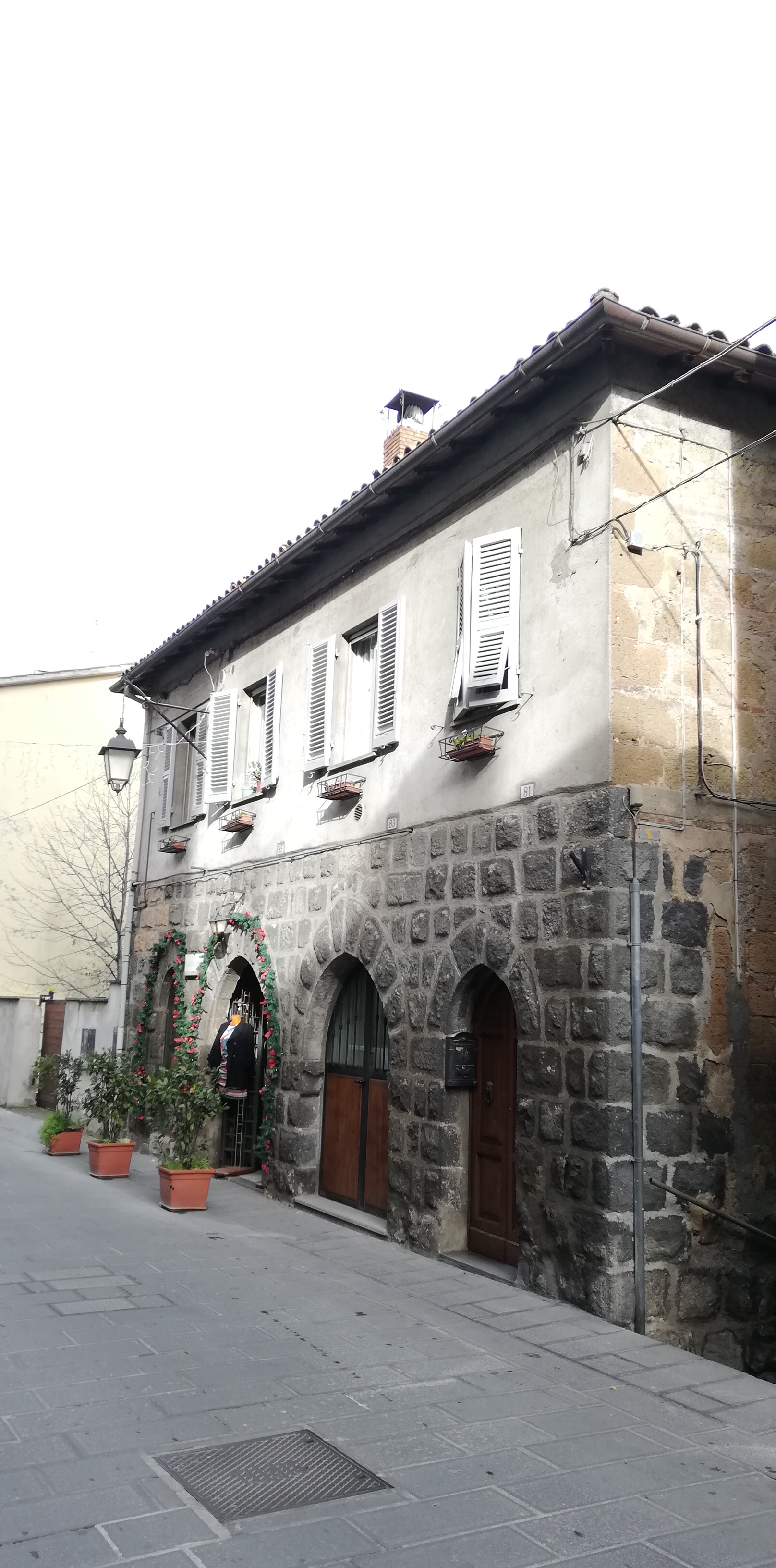 [Basamento di casa padronale in via Guglielmo Marconi, 81/ 83/ 85]