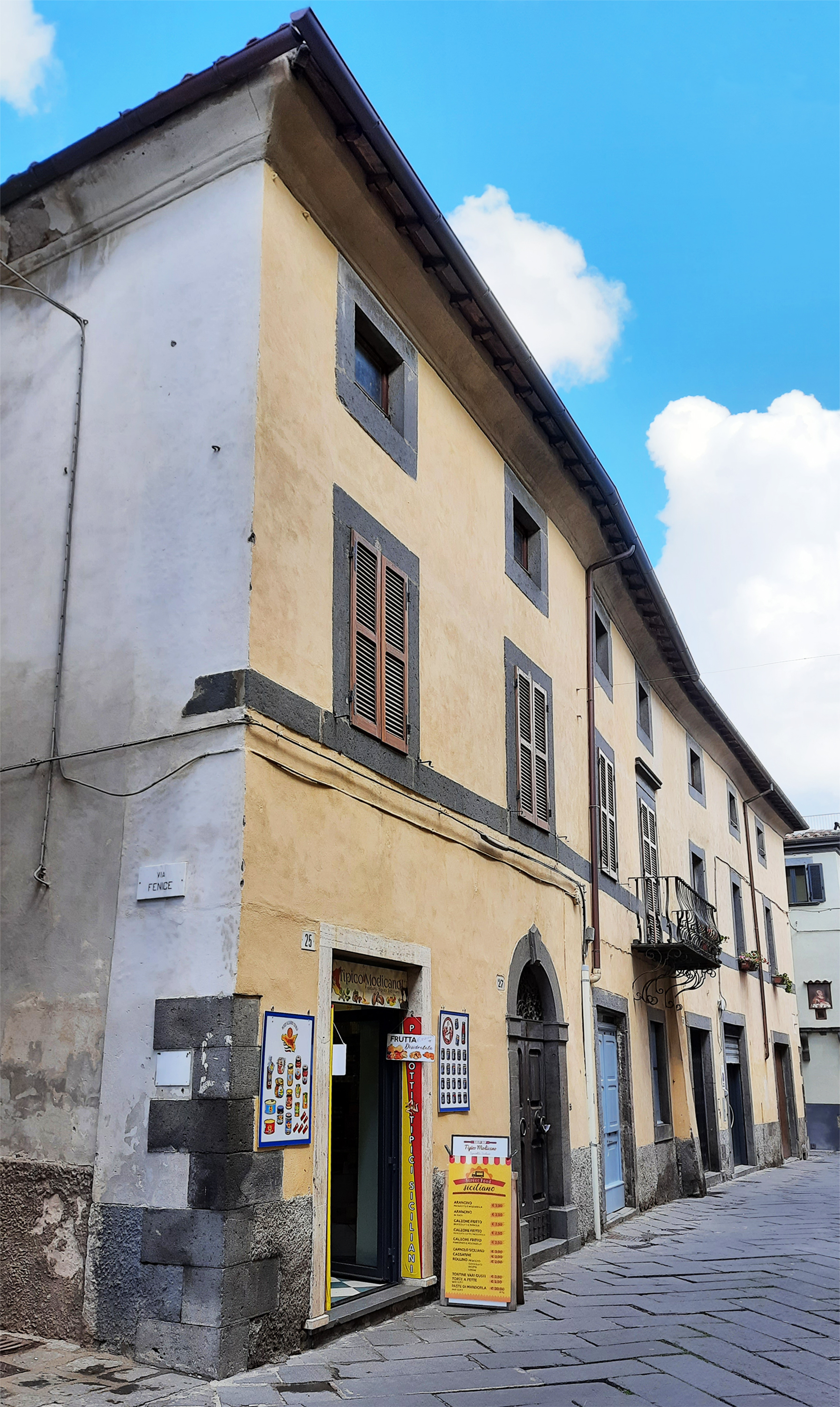 [Palazzetto privato in p.za Mazzini, 25, 27, 28, 31, 33, 35]