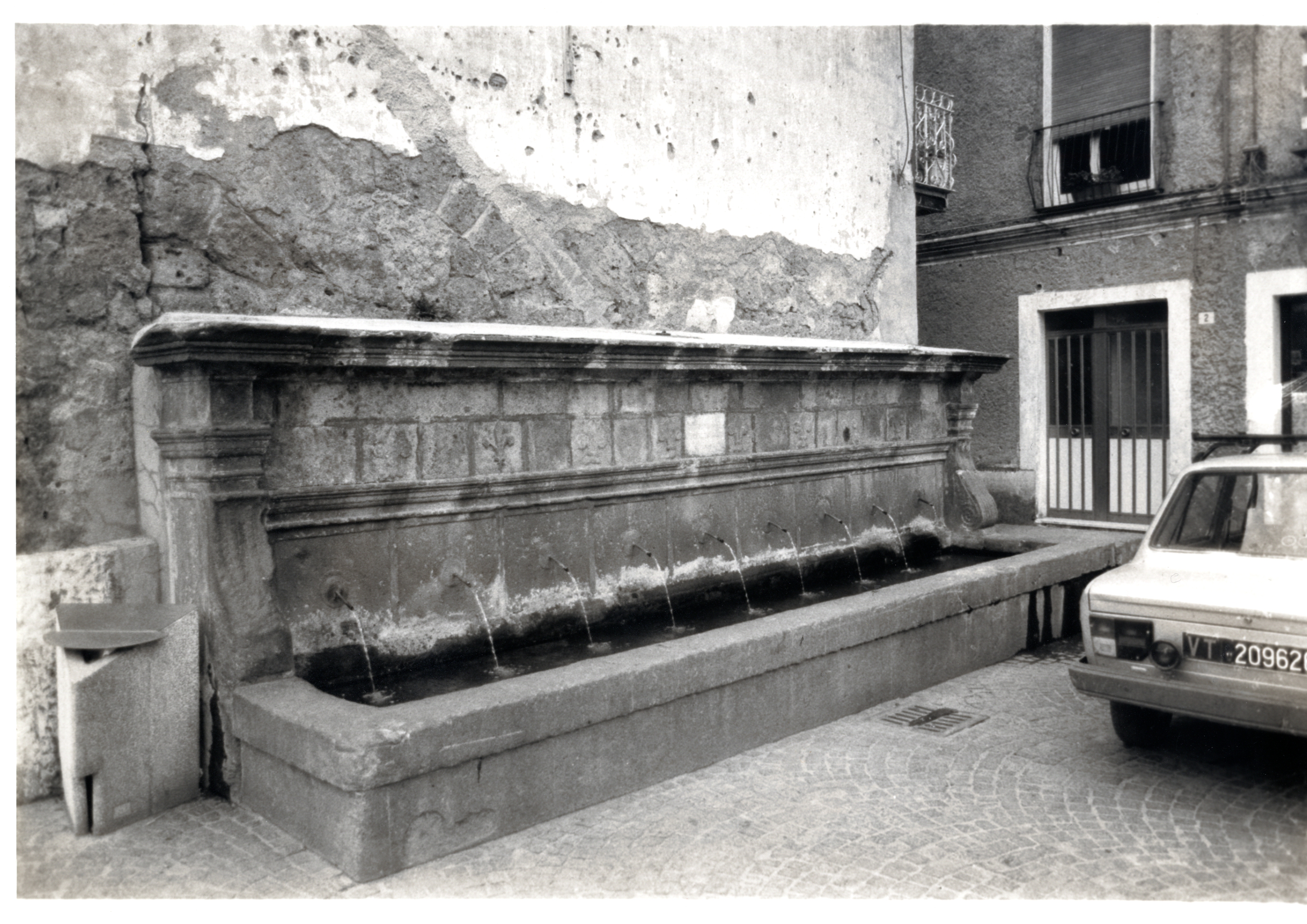 [Fontana pubblica in Piazza IV Novembre]