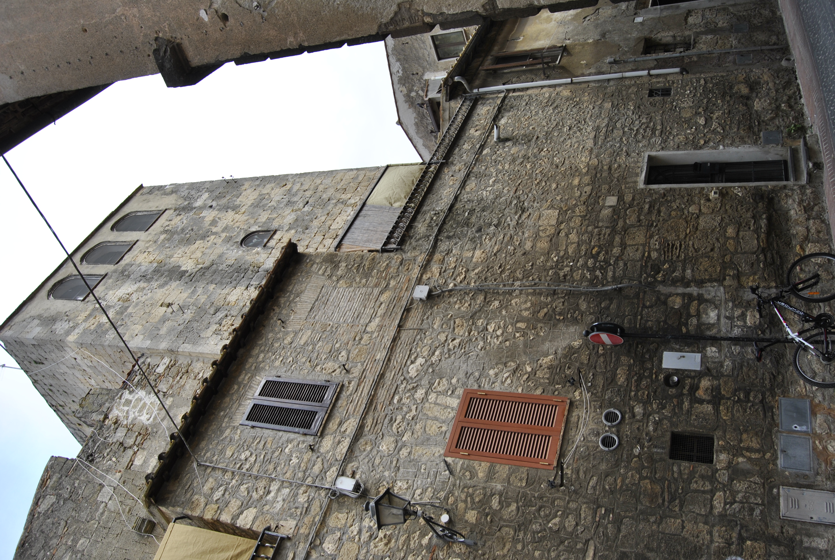 Casa e Torre medievali [in via Giordano Bruno, 27/ 29]