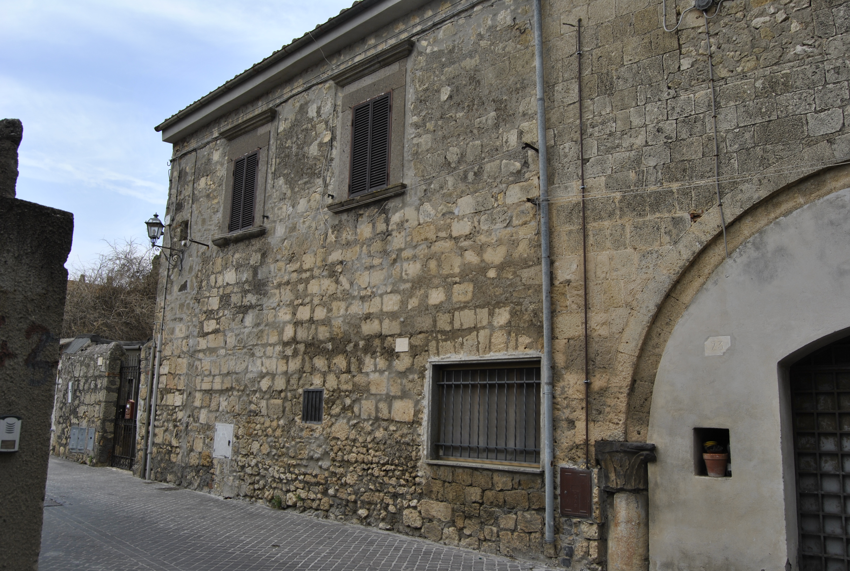 Casa medievale [in via di Porta Castello, 23]