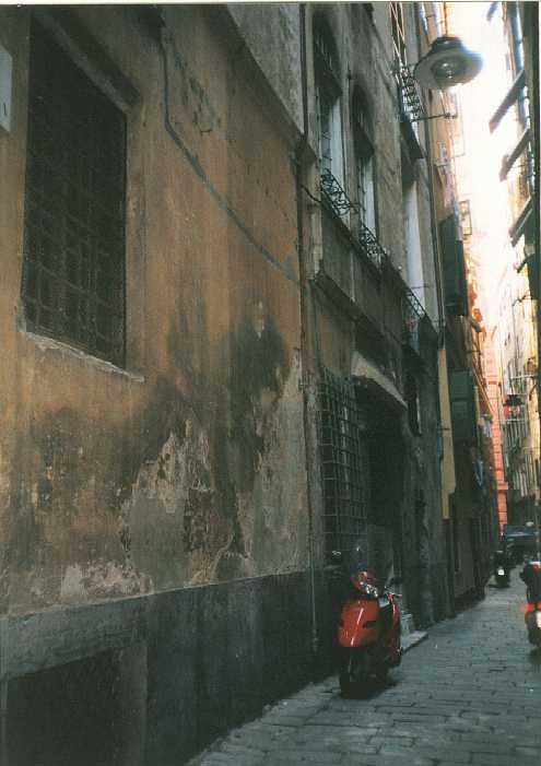 Casa con portale in marmo