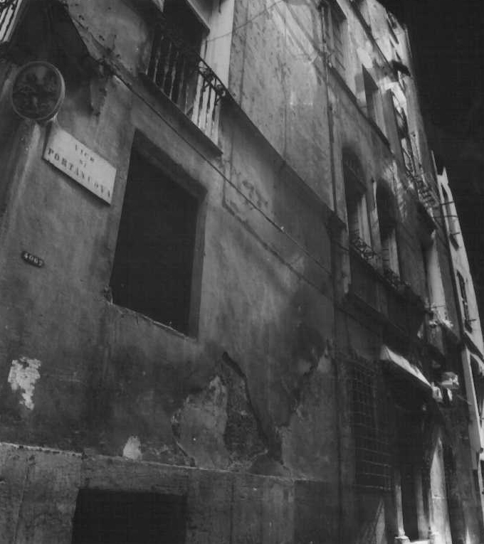 Casa con portale in marmo
