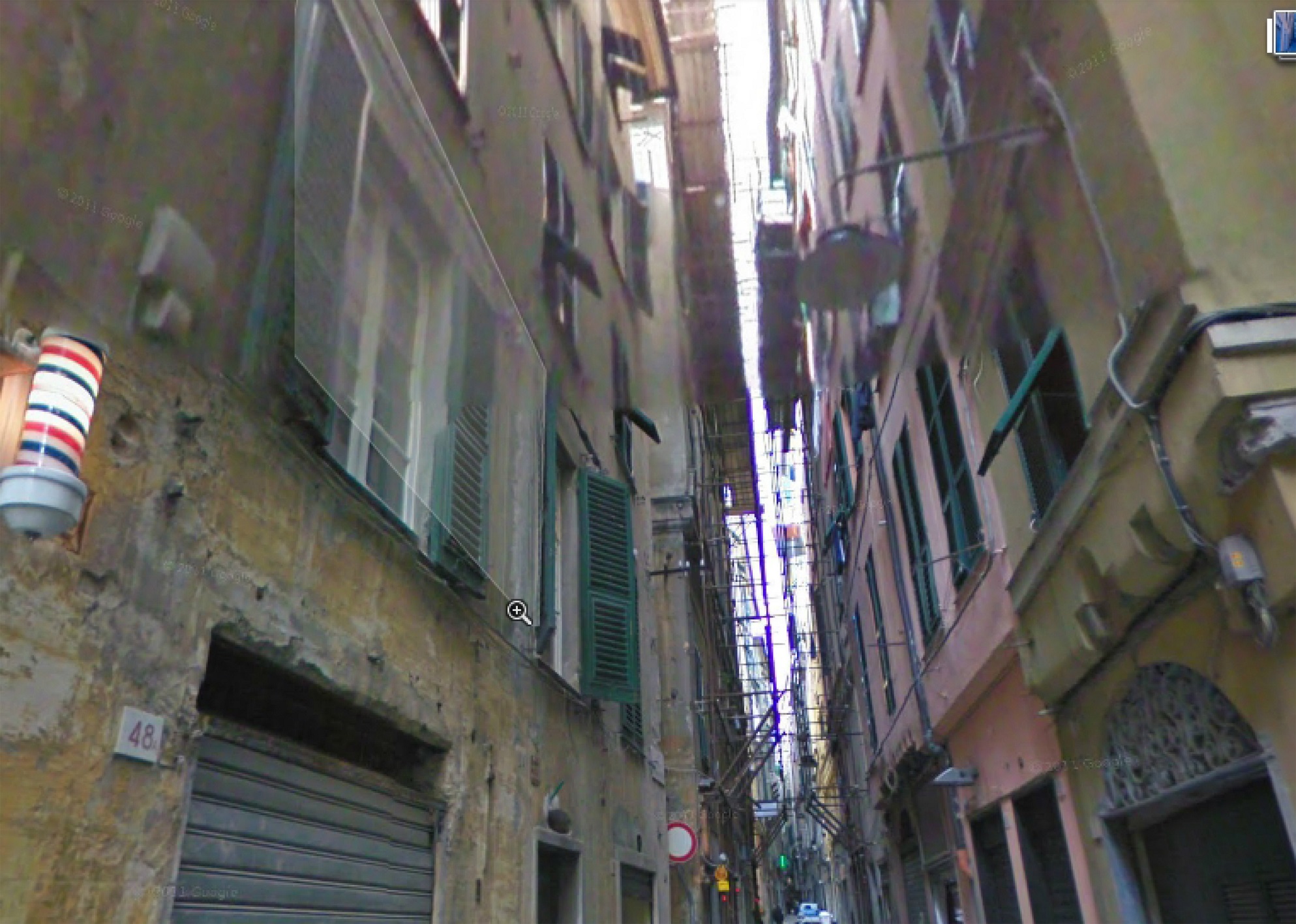 Casa con portale in marmo