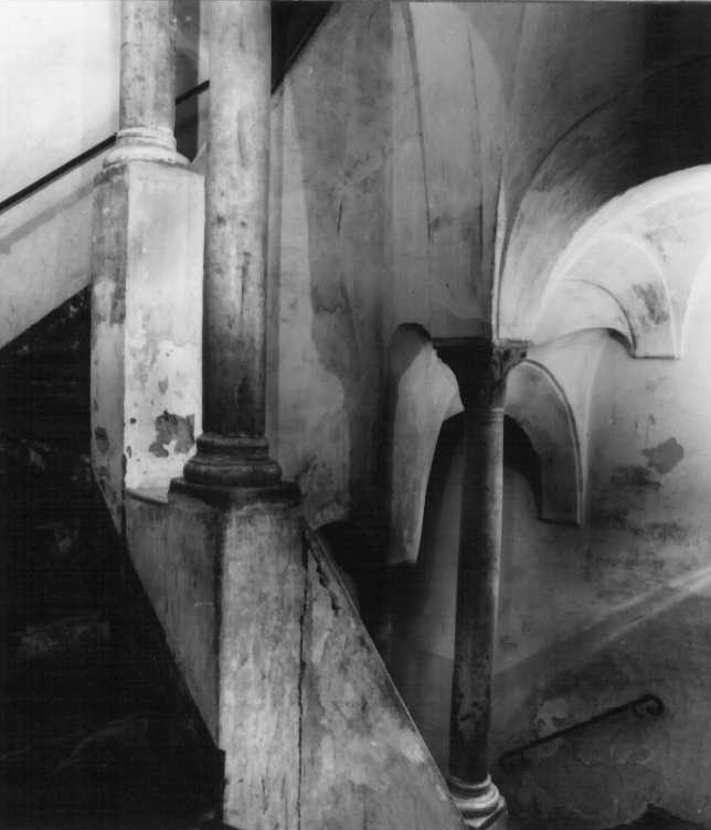 Casa con scala con capitelli e colonnine medievali