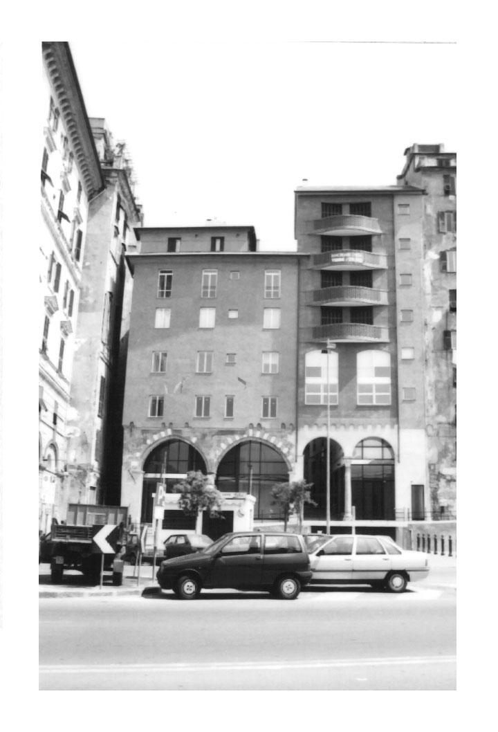 Casa in piazza Cavour 33 r, 35 r