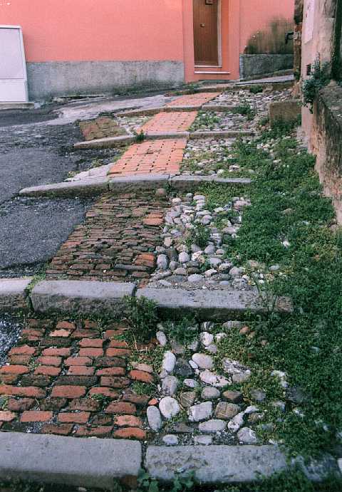 Pavimentazione in via del Bragone