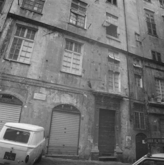 [Casa in linea in piazza Pinelli, 3]