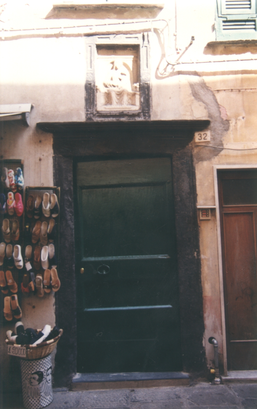 Portale in Via Roma