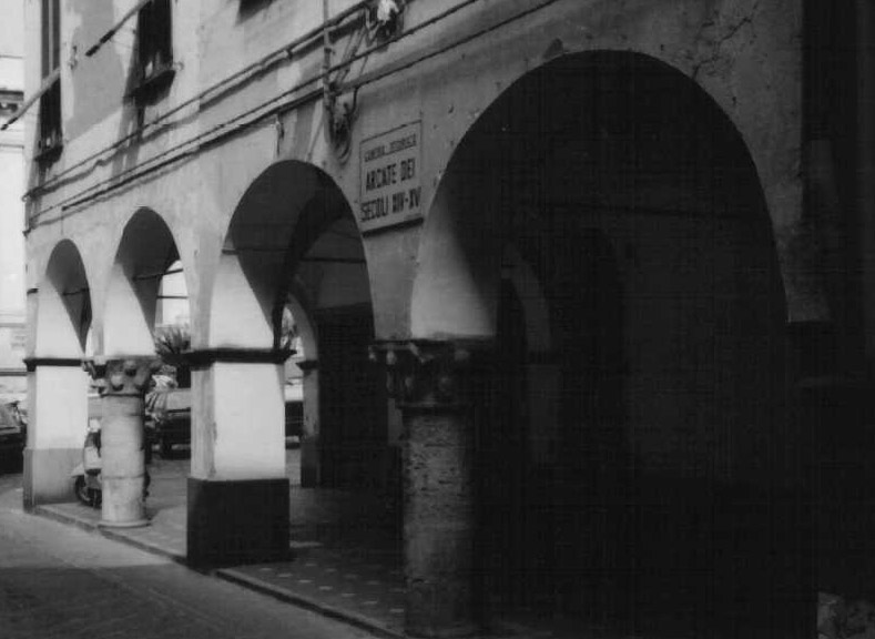 Portico ad arcate medioevale in via Dante