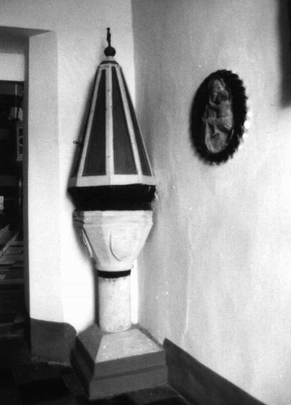 Vasca battesimale nella sacrestia della chiesa di S. Maria Assunta