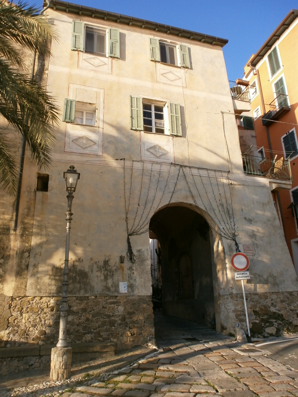 Porta della Maddalena con soprastante alloggio