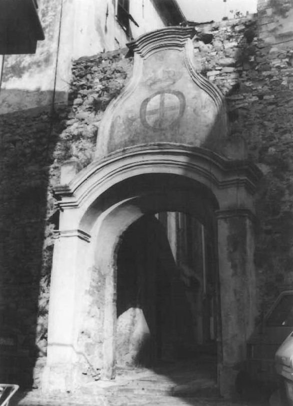 Porta medioevale con stemma di Genova
