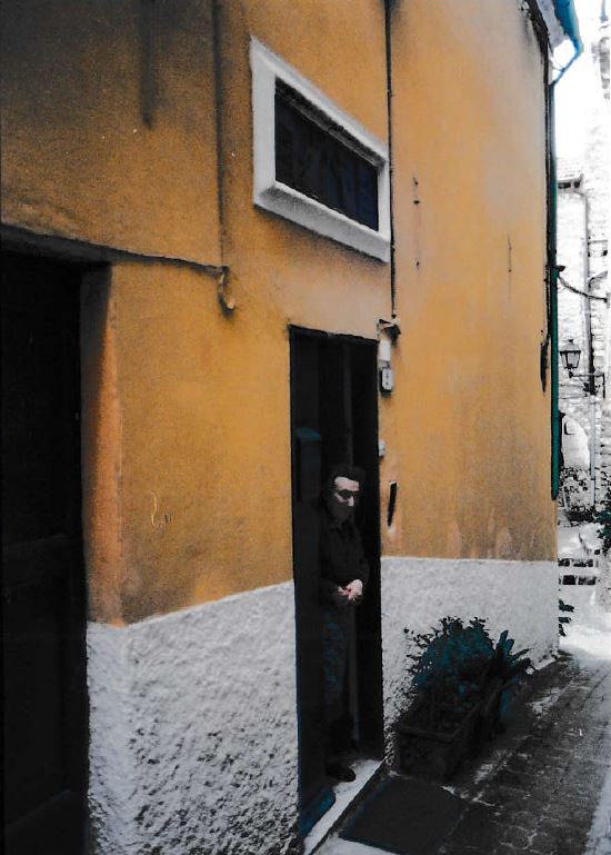Casa a schiera con soprapporta in pietra