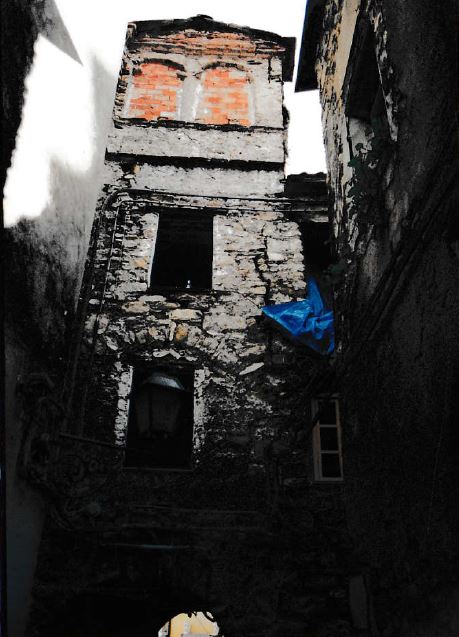 Casa con torretta e bifore
