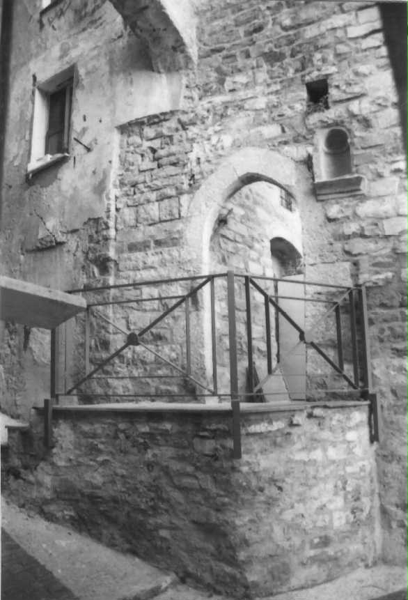 Porta con arco acuto, nicchietta e scala esterna
