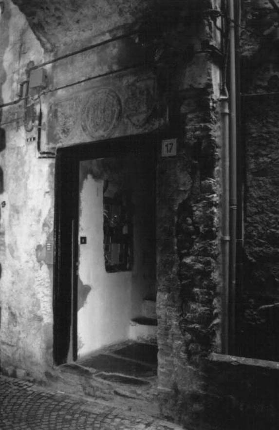 Casa con architrave con monogramma di Cristo e stemmi