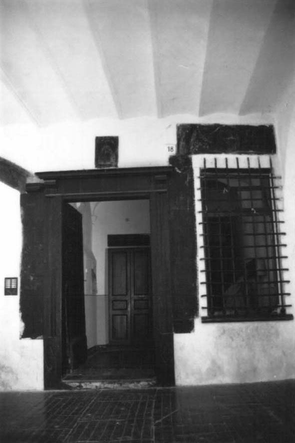 Casa con bassorilievi