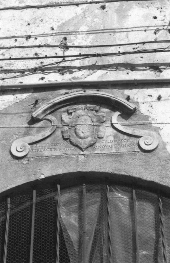 Casa con cimasa di portale in ardesia