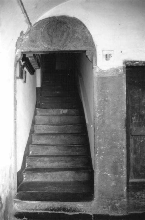 Casa con portale ad arco