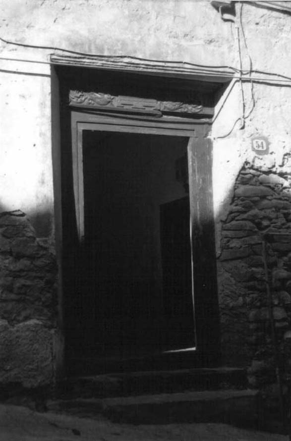 Casa con portale in ardesia