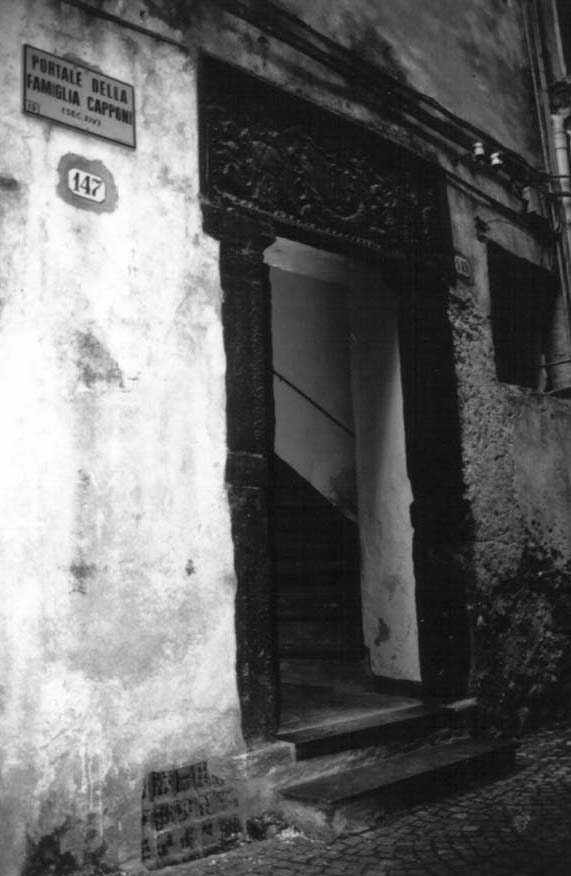 Casa con portale in ardesia