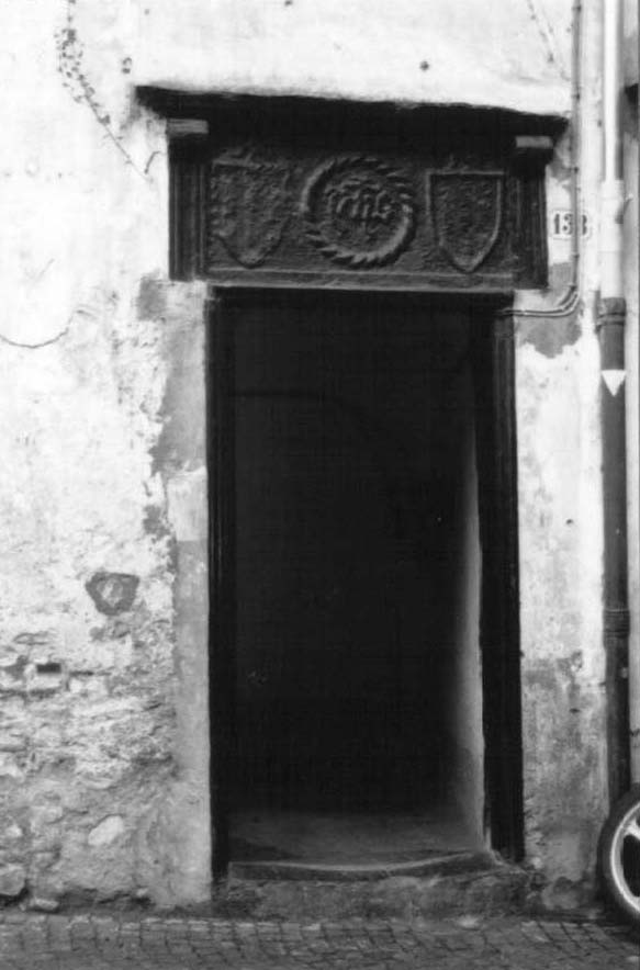 Casa con portale in ardesia