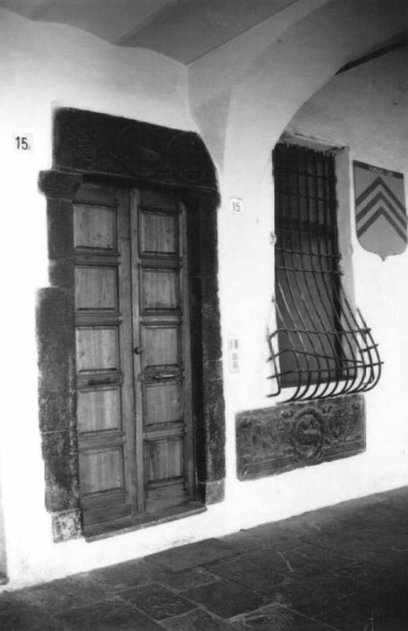 Casa con portale in legno