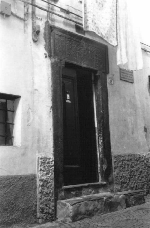Casa con portale in pietra