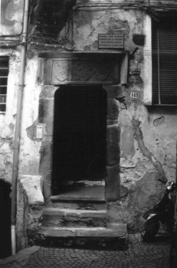 Casa con portale in pietra
