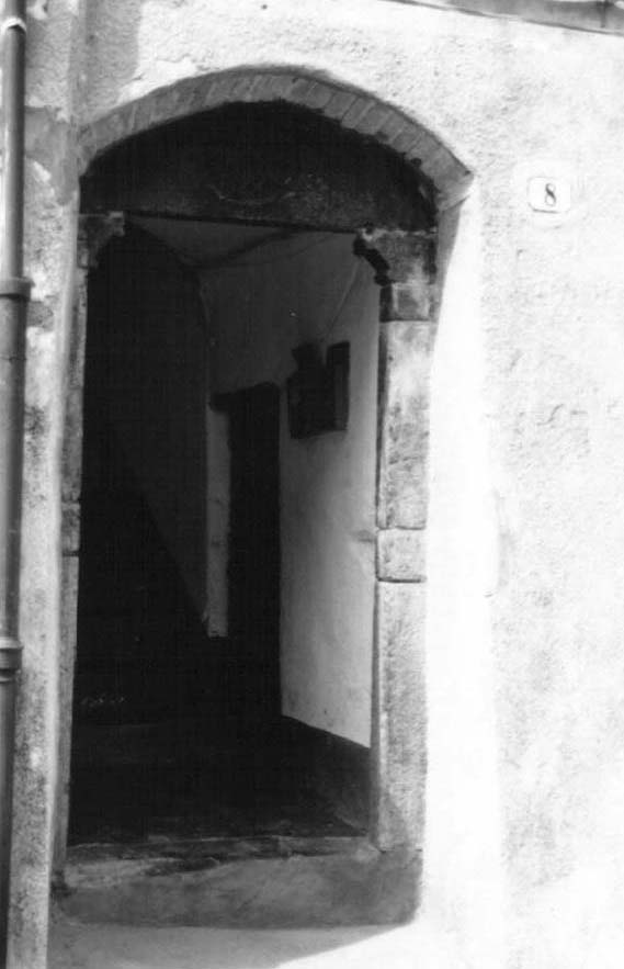 Casa con portale in pietra
