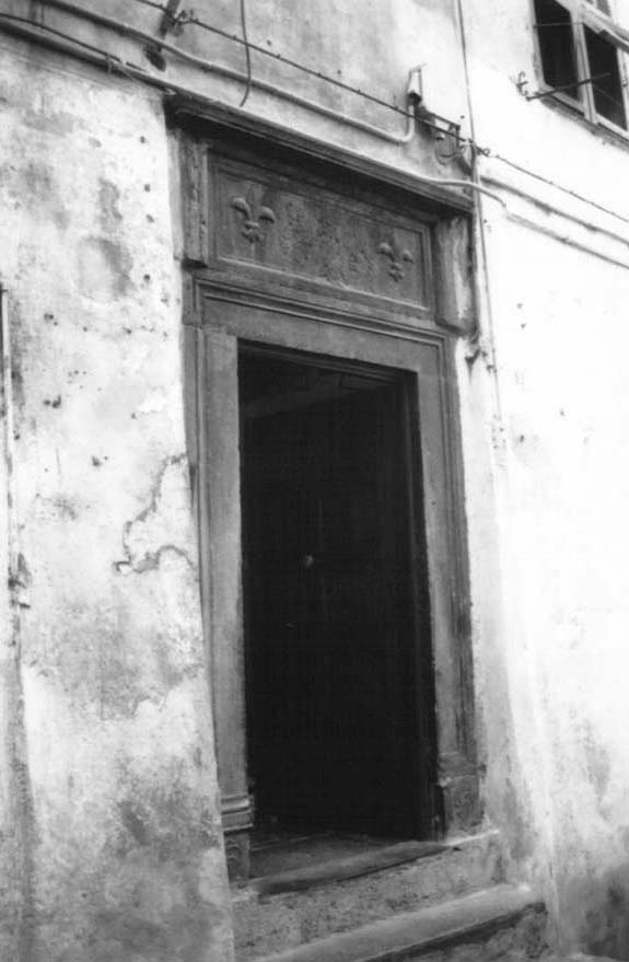 Casa con portale in pietra nera