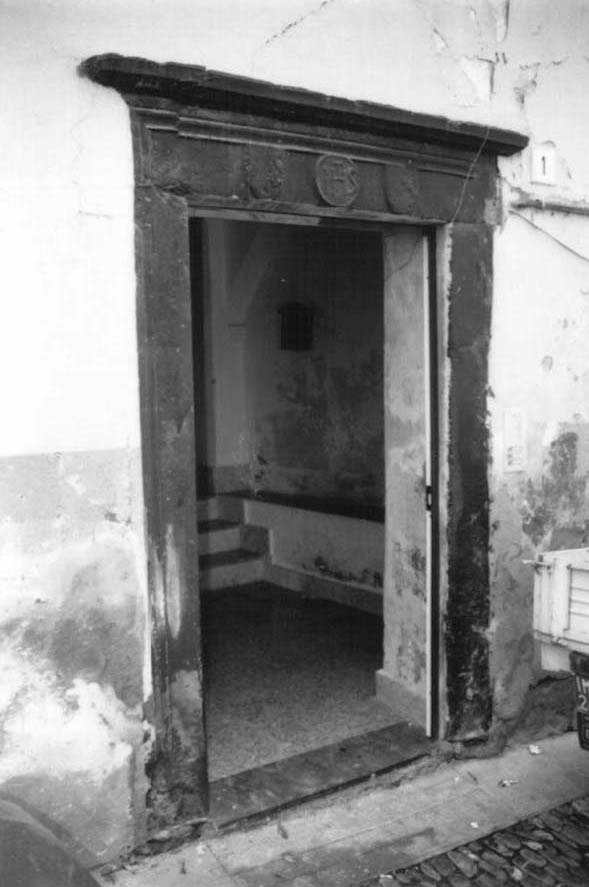 Casa con portale in pietra nera