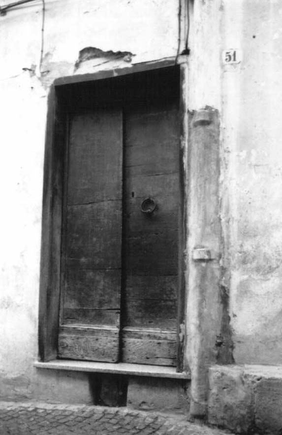 Casa con portone in legno