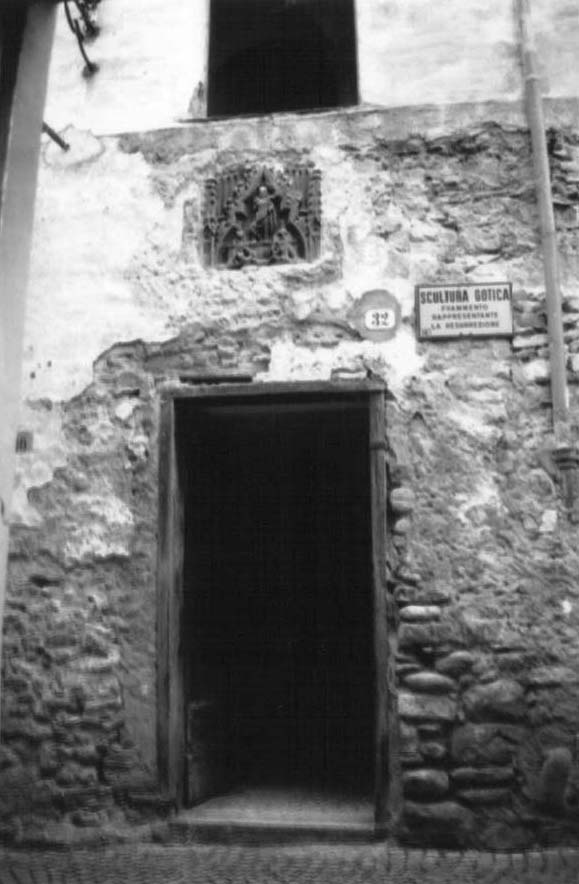 Casa con scultura gotica
