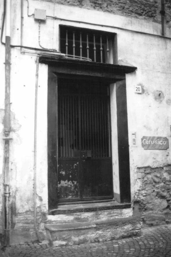 Casa con sovraporta in ardesia