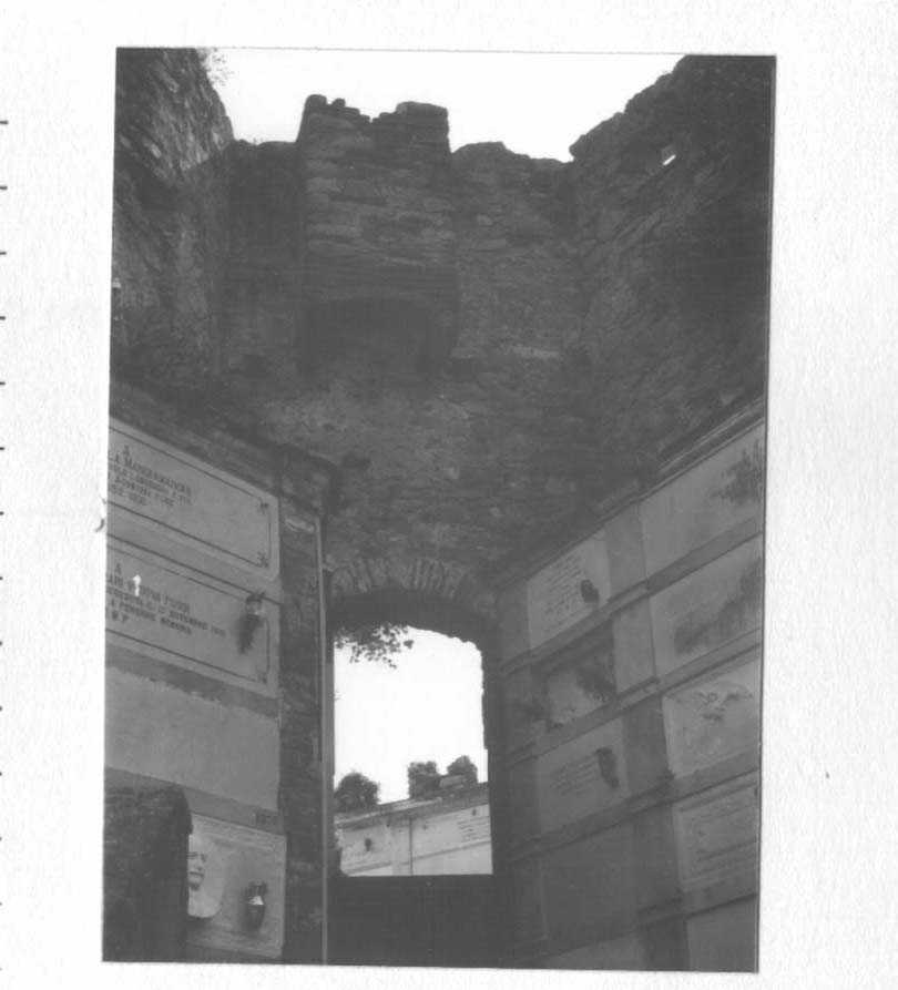 Porta d'ingresso e parte di cinta