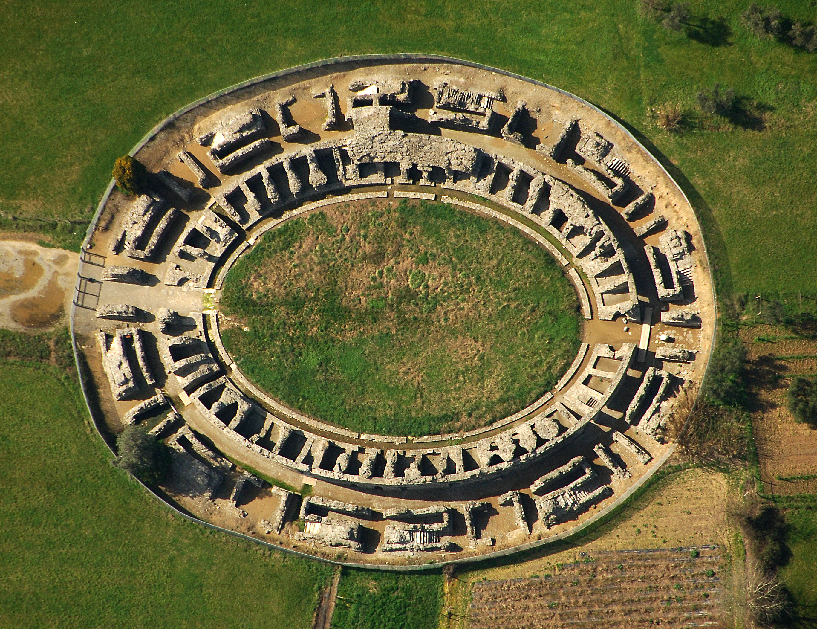 ANFITEATRO di Luni