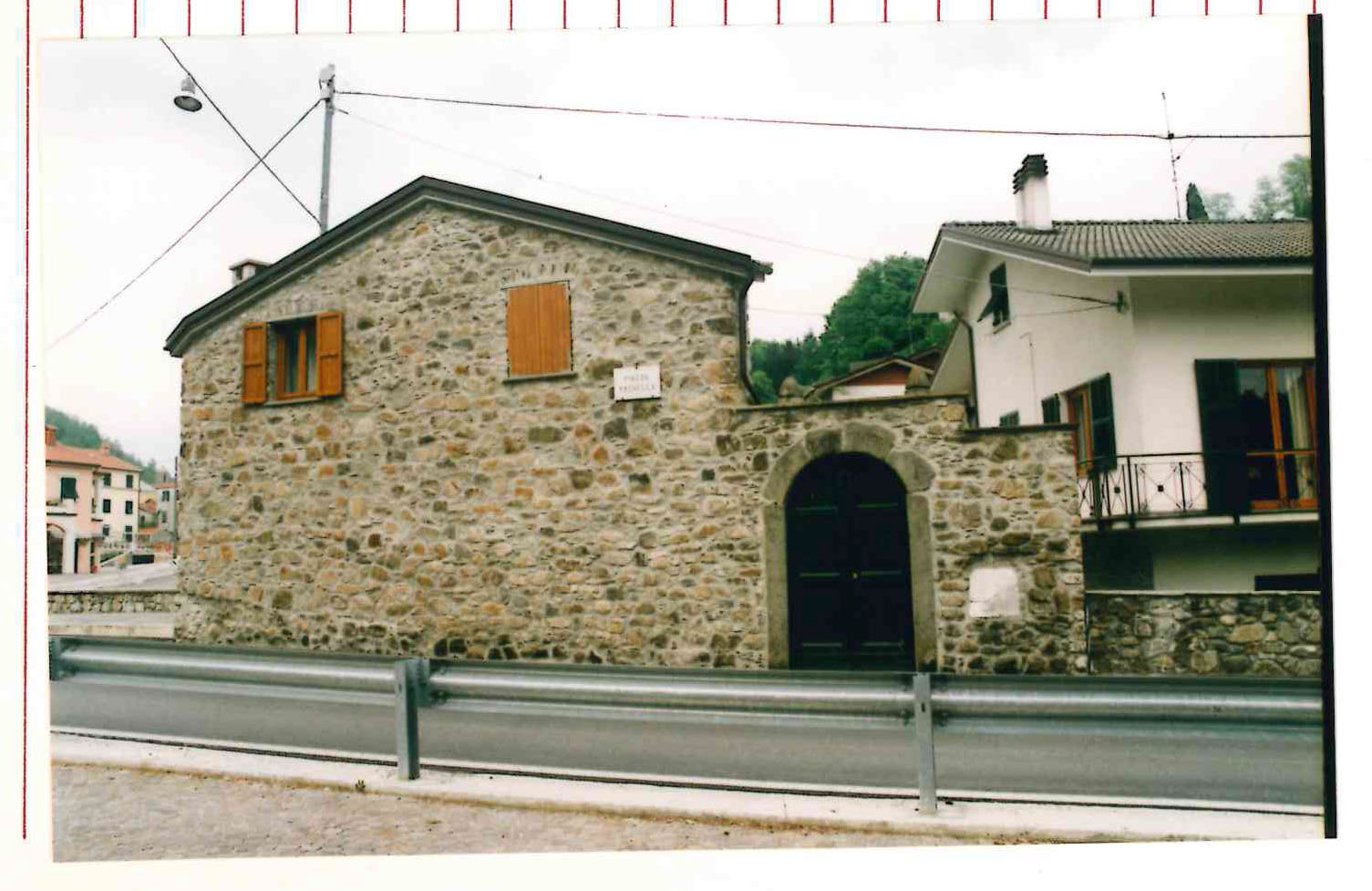 Casa con arco antico
