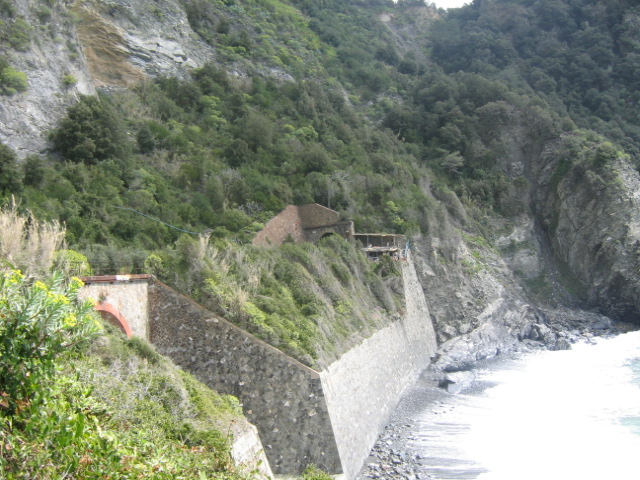 Viadotto dell'antica linea ferroviaria e soprastanti sistemazioni