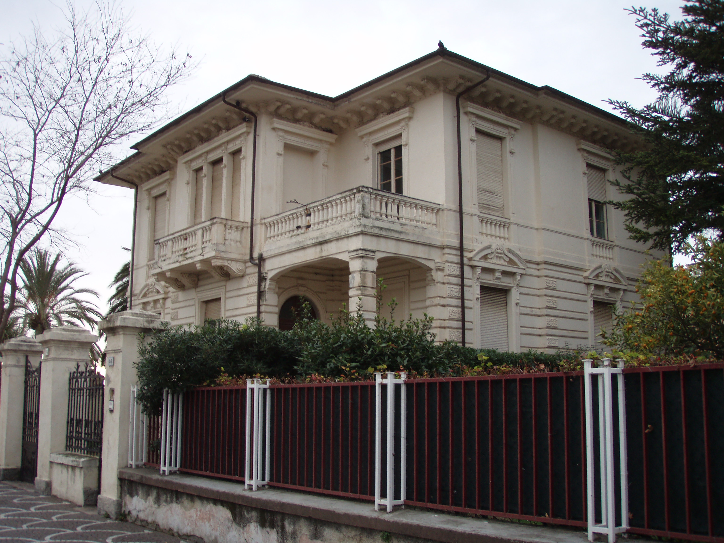 Villino denominato "XXV Aprile" già Villino Cravino poi Puel con giardino