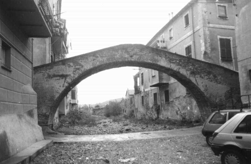 Ponte medioevale sul Rio Basco