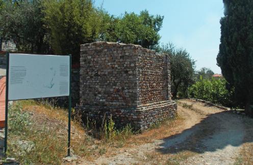 Monumento funerario di Cisano sul Neva