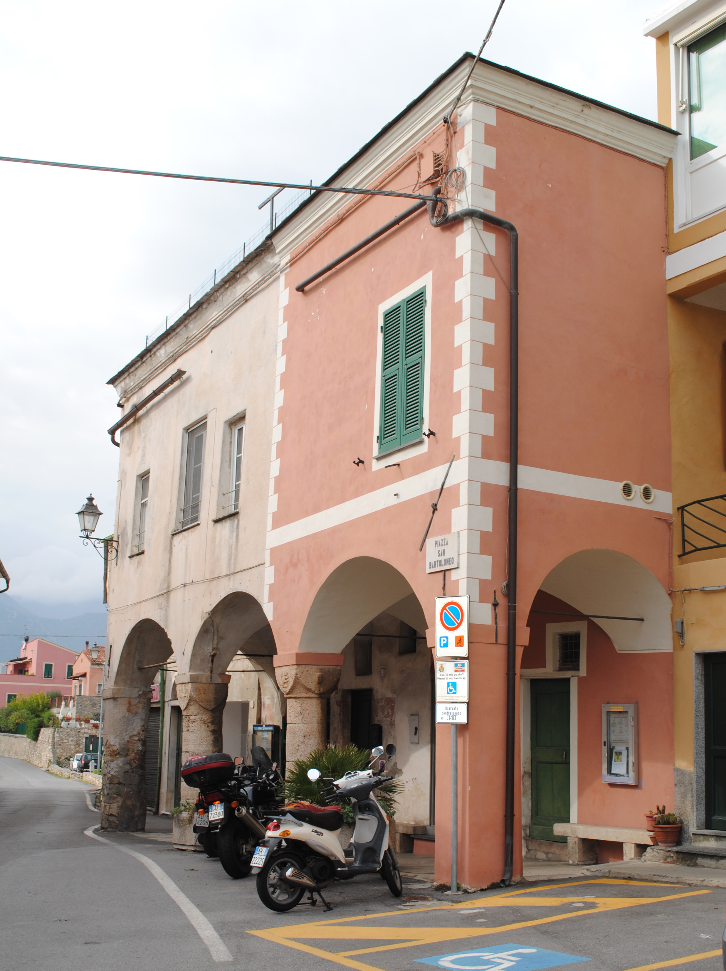Porticato in piazza san Bartolomeo