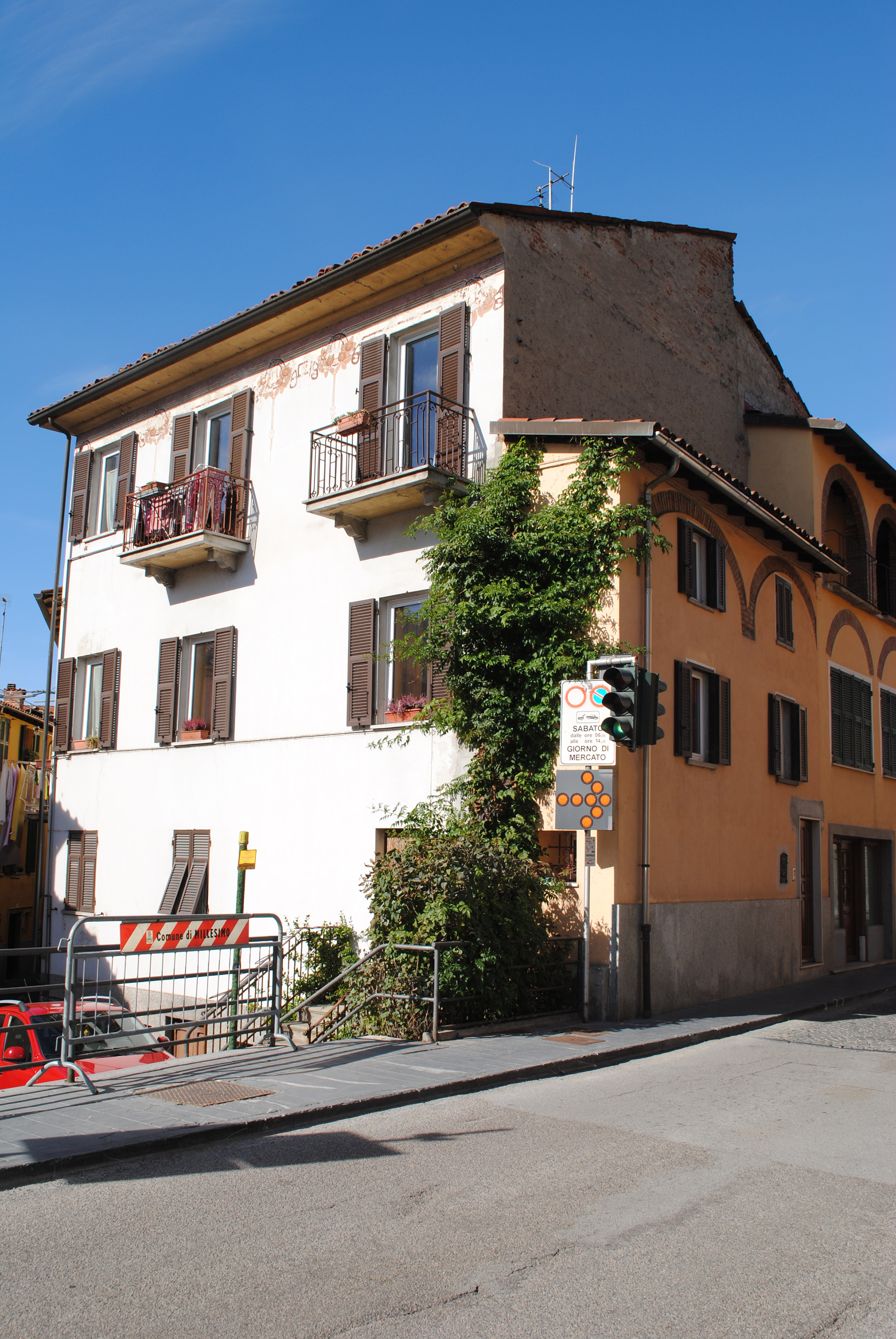 [Casa in linea in Via Roma, 87]