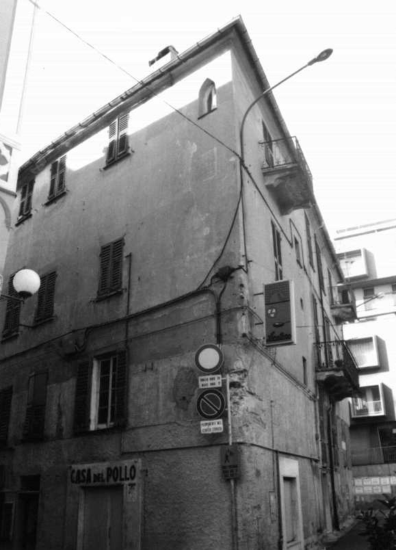 Immobile con resti di mura