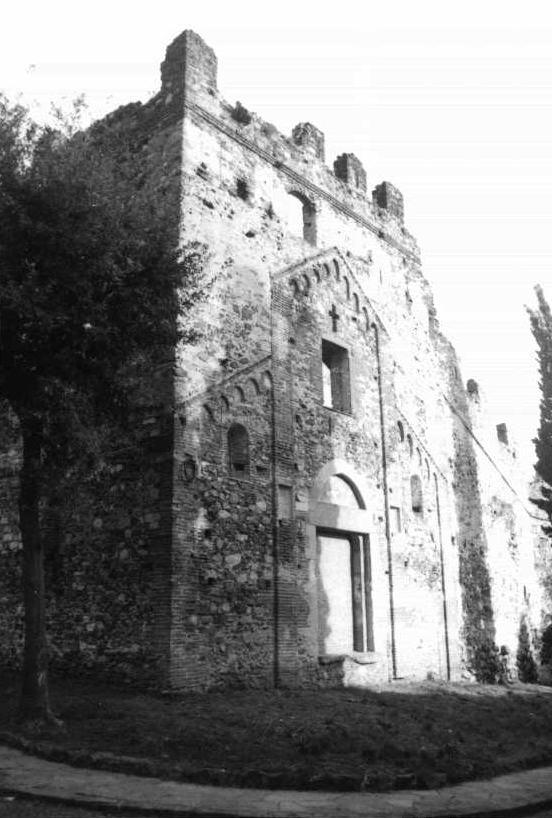 Mura e facciata della chiesa di S. Ambrogio
