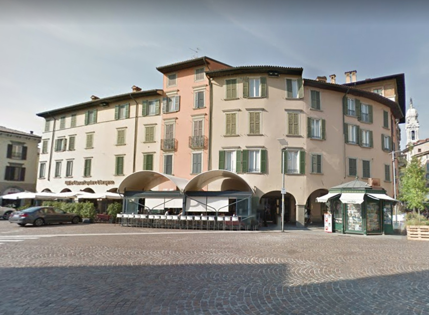 Case con portici in piazza Pontida